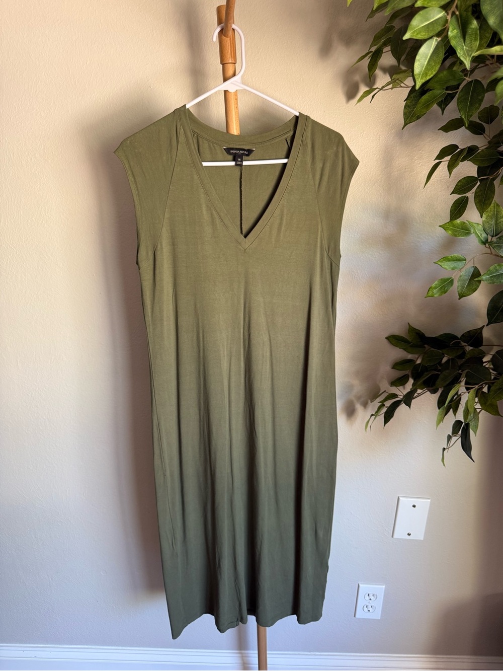 Banana Republic Olive Green V-Neck Midi Dress Women’s Size Medium